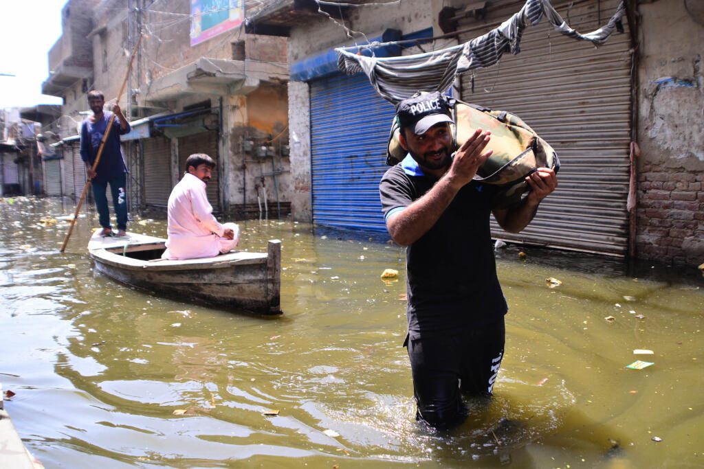 People face difficulty accessing food in flood-hit Pakistan